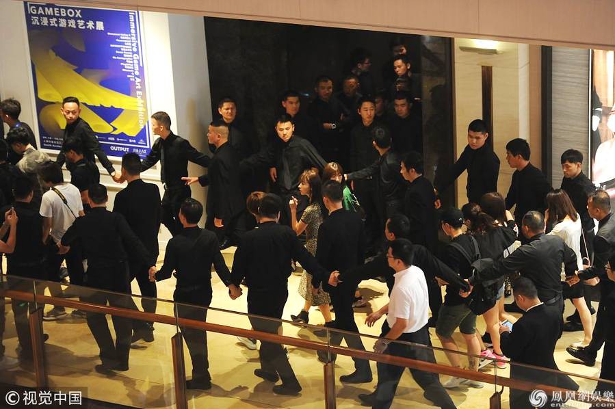 Dính phốt yêu sách, chảnh choẹ, Anh Lạc Ngô Cẩn Ngôn vẫn khoa trương khi xuất hiện với rừng vệ sĩ áo đen