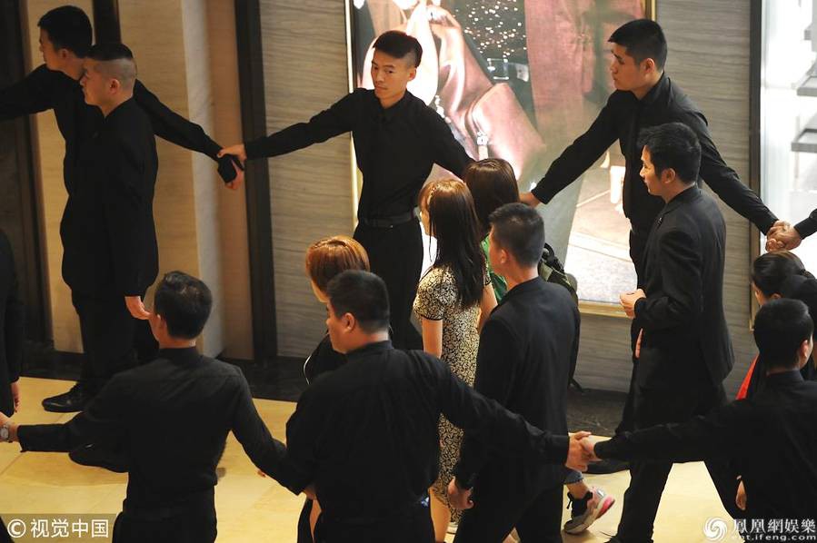 Dính phốt yêu sách, chảnh choẹ, Anh Lạc Ngô Cẩn Ngôn vẫn khoa trương khi xuất hiện với rừng vệ sĩ áo đen