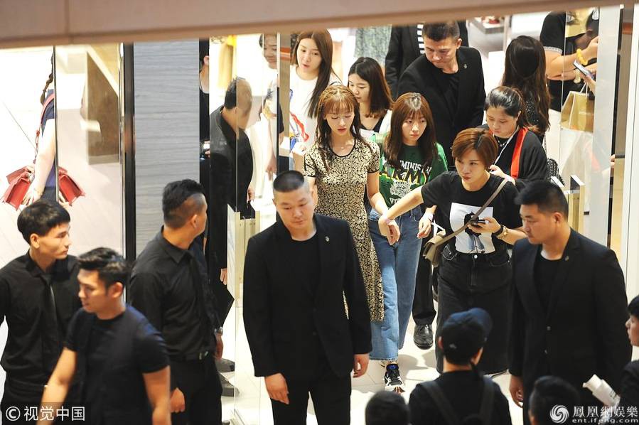 Dính phốt yêu sách, chảnh choẹ, Anh Lạc Ngô Cẩn Ngôn vẫn khoa trương khi xuất hiện với rừng vệ sĩ áo đen