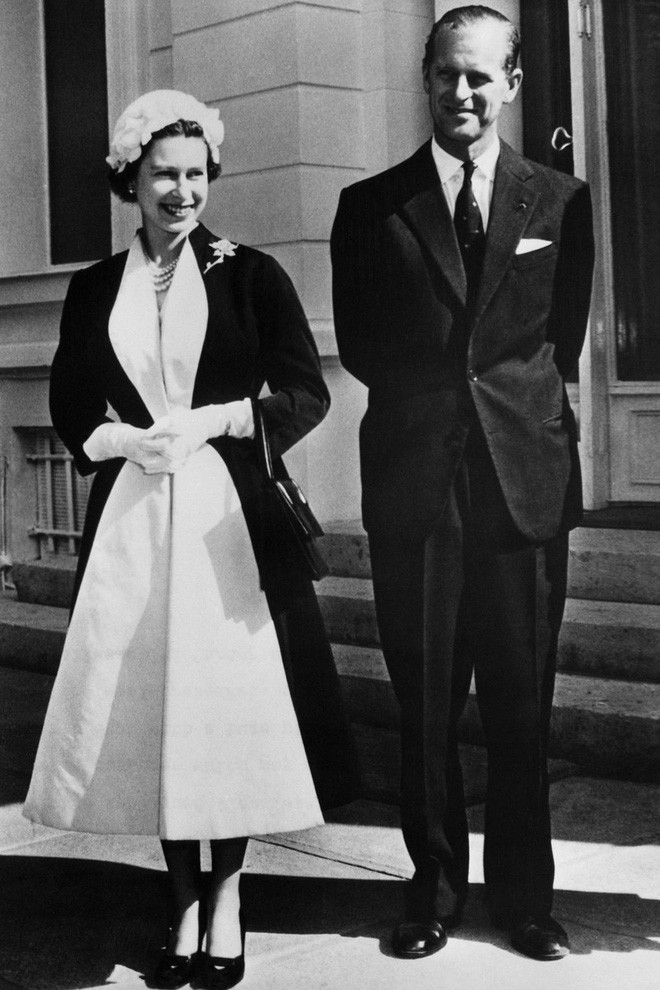 Liên tục thay đổi màu sắc trang phục, duy chỉ có món đồ này là Nữ hoàng Anh hết mực chung tình từ thời trẻ đến tận bây giờ Liên tục thay đổi màu sắc trang phục, duy chỉ có món đồ này là Nữ hoàng Anh hết mực chung tình từ thời trẻ đến tận bây giờ