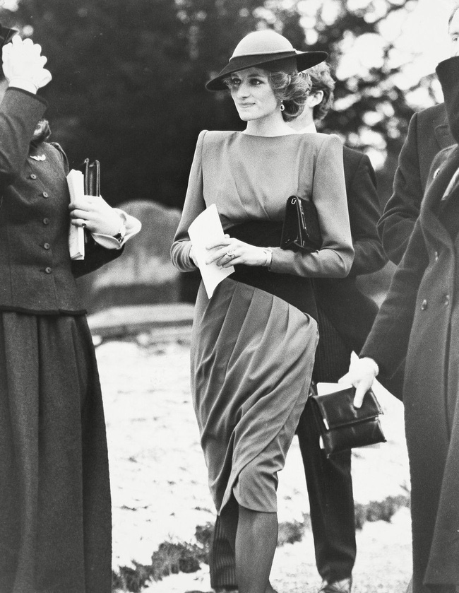 Đi đám cưới mà diện nào jumpsuit, nào menswear, Công nương Diana chính là khách mời Hoàng gia có style chất nhất