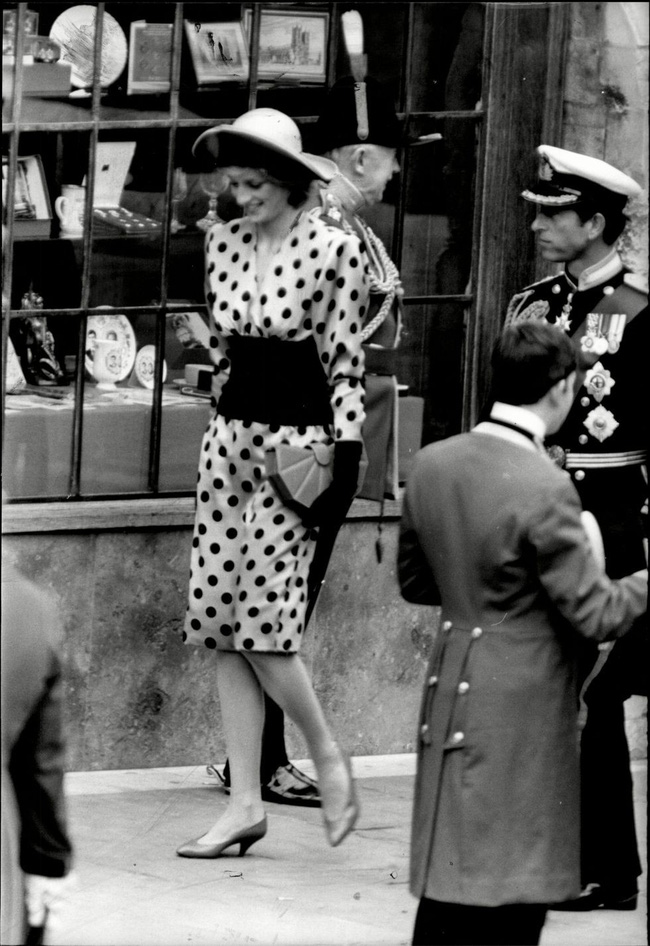 Đi đám cưới mà diện nào jumpsuit, nào menswear, Công nương Diana chính là khách mời Hoàng gia có style chất nhất