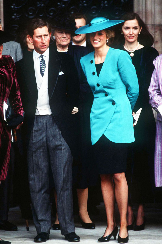 Đi đám cưới mà diện nào jumpsuit, nào menswear, Công nương Diana chính là khách mời Hoàng gia có style chất nhất