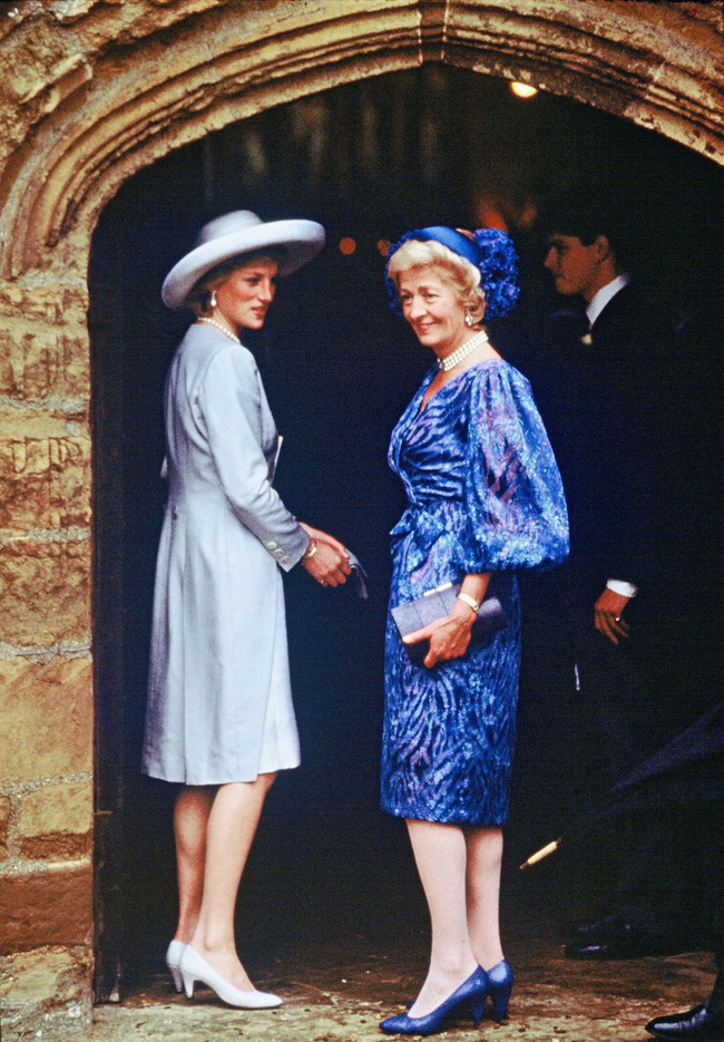 Đi đám cưới mà diện nào jumpsuit, nào menswear, Công nương Diana chính là khách mời Hoàng gia có style chất nhất