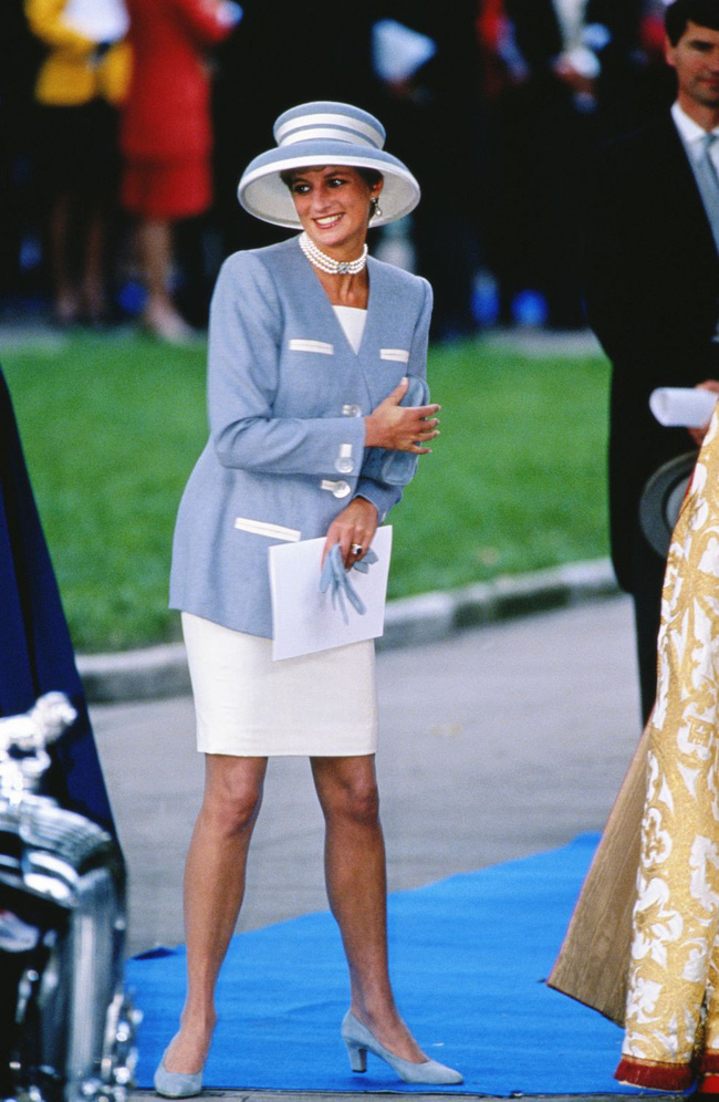 Đi đám cưới mà diện nào jumpsuit, nào menswear, Công nương Diana chính là khách mời Hoàng gia có style chất nhất