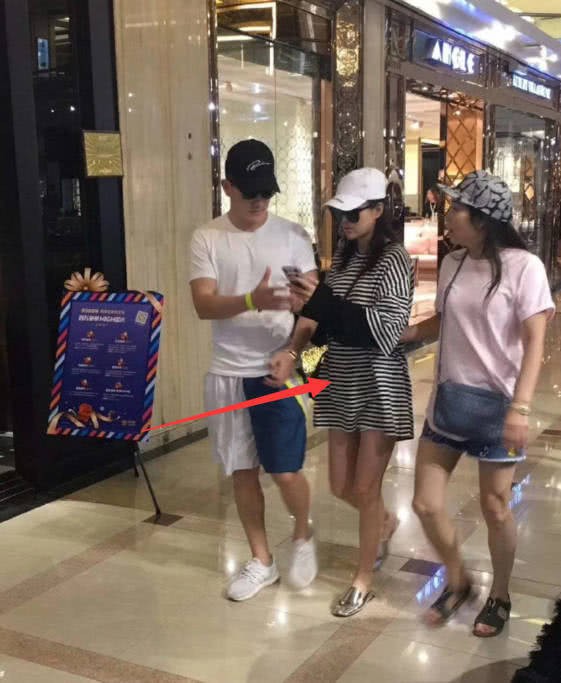 Trương Hinh Dư lộ bụng lùm lùm sau 1 tháng kết hôn cùng soái ca quân nhân Trương Hinh Dư lộ bụng lùm lùm sau 1 tháng kết hôn cùng soái ca quân nhân