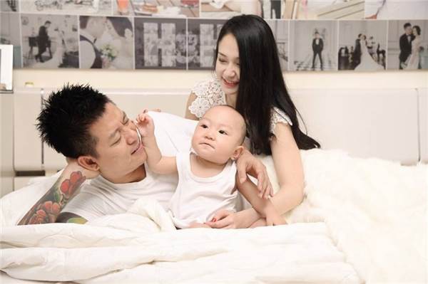 Người vợ khiến Tuấn Hưng mỉm cười sau giọt nước mắt cay đắng vì bị hủy show phút chót