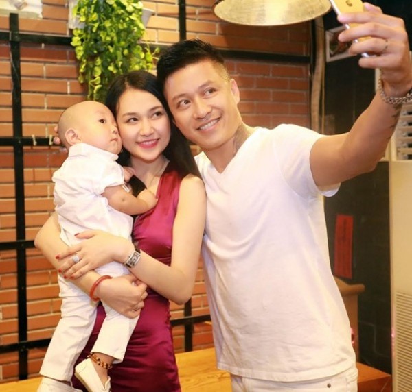 Người vợ khiến Tuấn Hưng mỉm cười sau giọt nước mắt cay đắng vì bị hủy show phút chót