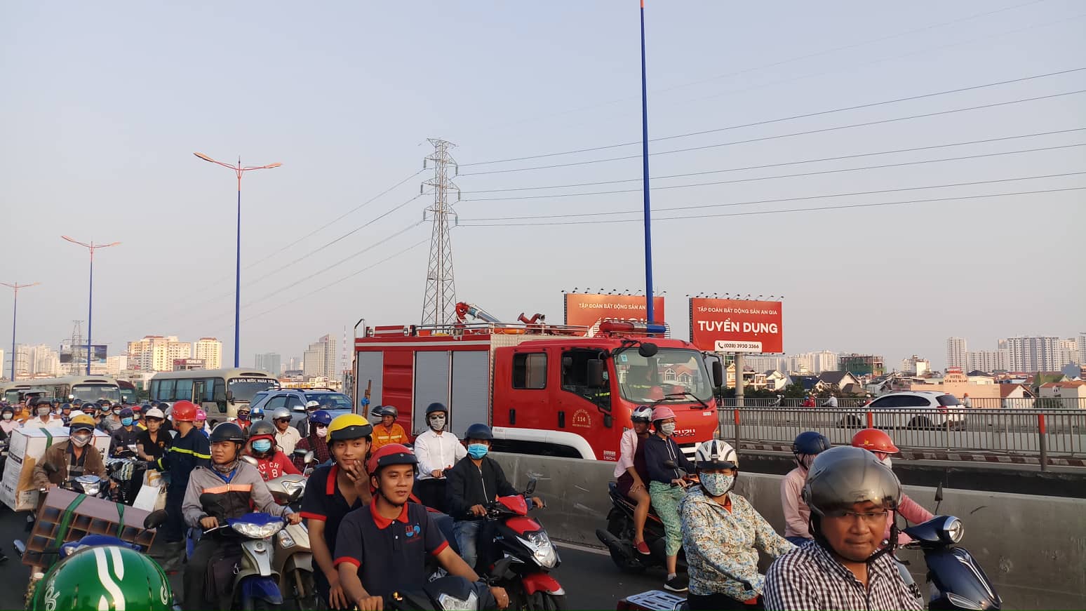 Người phụ nữ thuê xe ôm lên cầu Sài Gòn nhảy sông tự tử