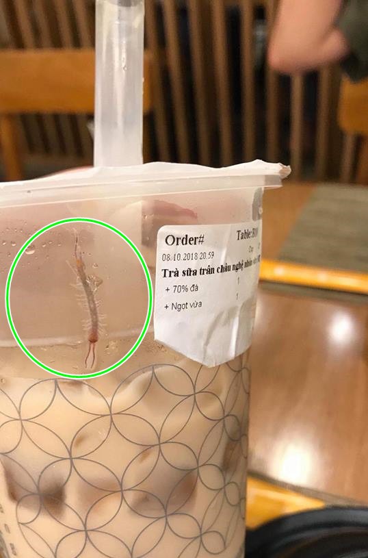 Mút được 3 hơi trà sữa của thương hiệu đình đám, cô gái trẻ té xỉu vì trông thấy con rết nhìn chằm chằm trong cốc