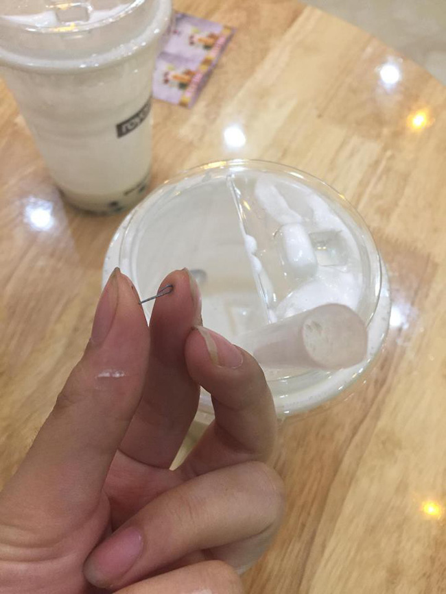 Mút được 3 hơi trà sữa của thương hiệu đình đám, cô gái trẻ té xỉu vì trông thấy con rết nhìn chằm chằm trong cốc