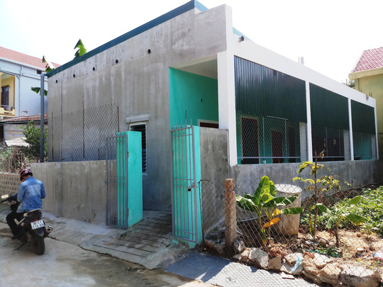 Rùng mình phát hiện bé trai sơ sinh chết dưới bồn cầu xóm trọ