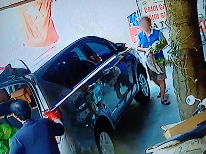 Thanh niên đi xế hộp tiện tay bế trộm chó: Là người yêu động vật