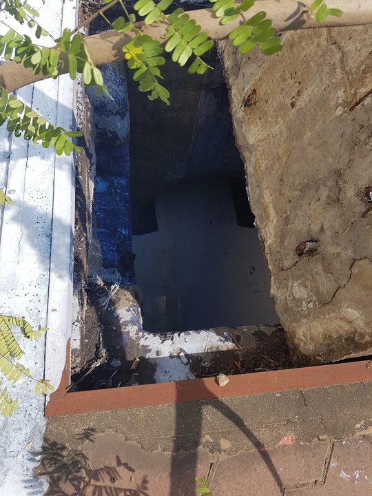 Xe tải lật, hóa chất đổ trắng đường