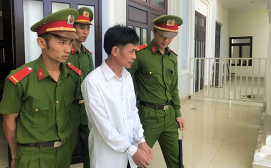 Bị con gái tát dập môi, cha rút dao đâm 2 con trọng thương