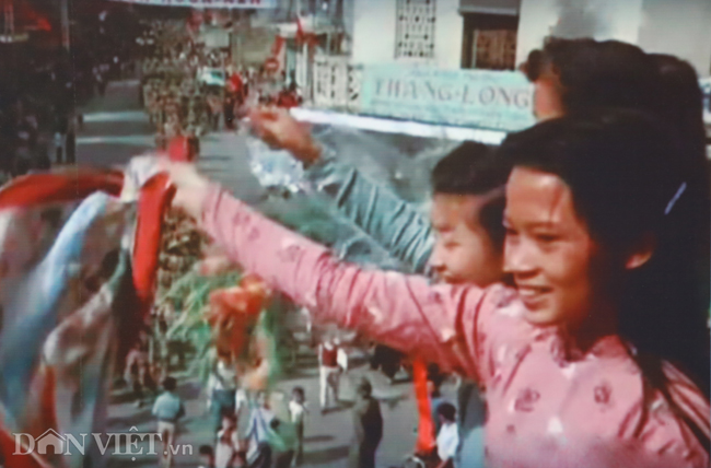 Cờ hoa đỏ rợp trời ngày giải phóng Thủ đô 64 năm về trước