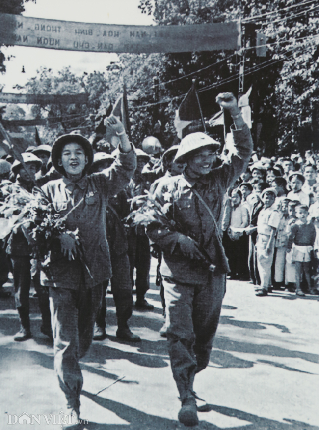 Cờ hoa đỏ rợp trời ngày giải phóng Thủ đô 64 năm về trước