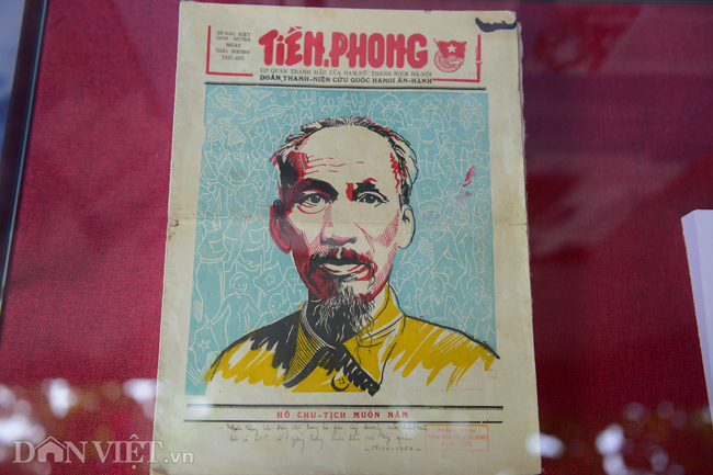 Cờ hoa đỏ rợp trời ngày giải phóng Thủ đô 64 năm về trước