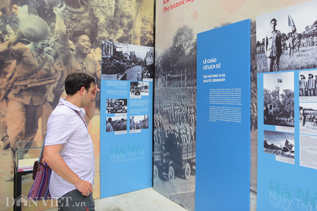 Cờ hoa đỏ rợp trời ngày giải phóng Thủ đô 64 năm về trước