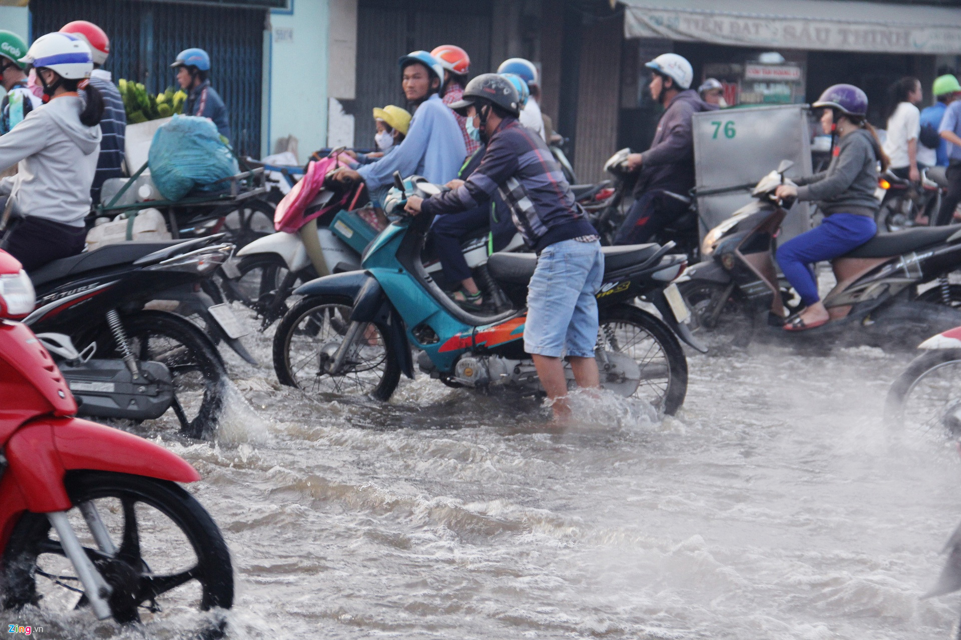 Công nhân trễ giờ làm vì triều cường dâng khắp Sài Gòn