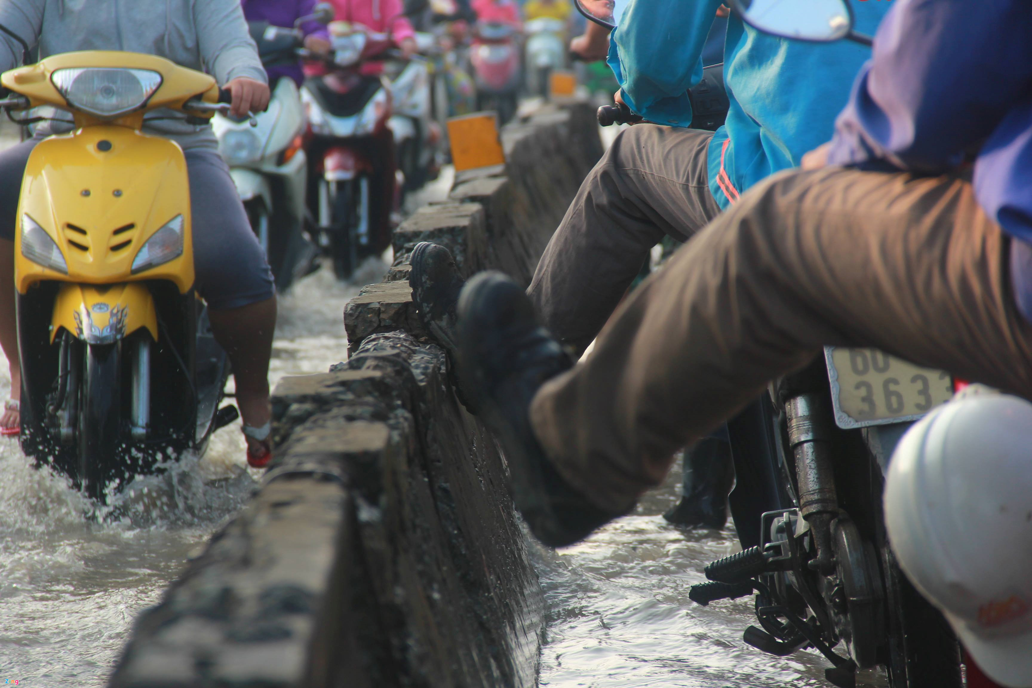 Công nhân trễ giờ làm vì triều cường dâng khắp Sài Gòn