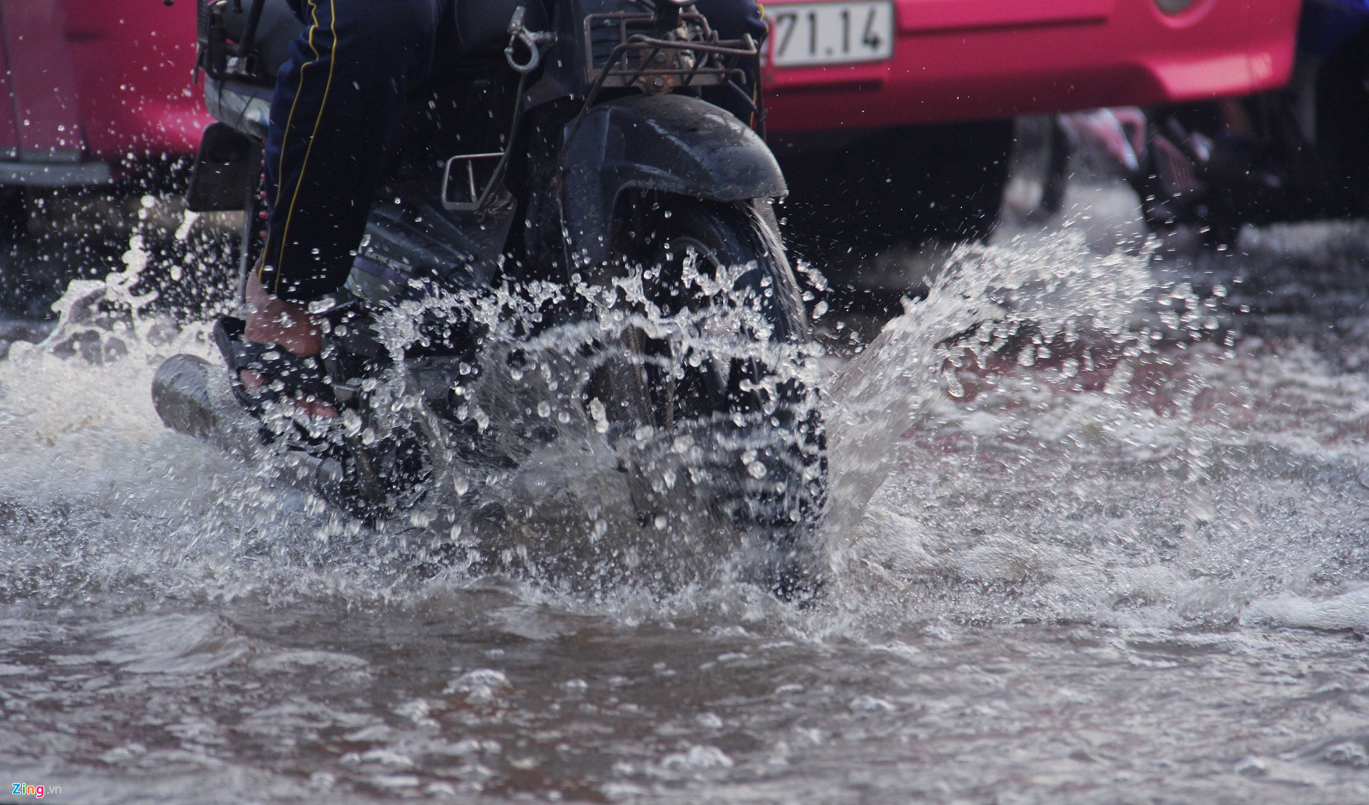 Công nhân trễ giờ làm vì triều cường dâng khắp Sài Gòn