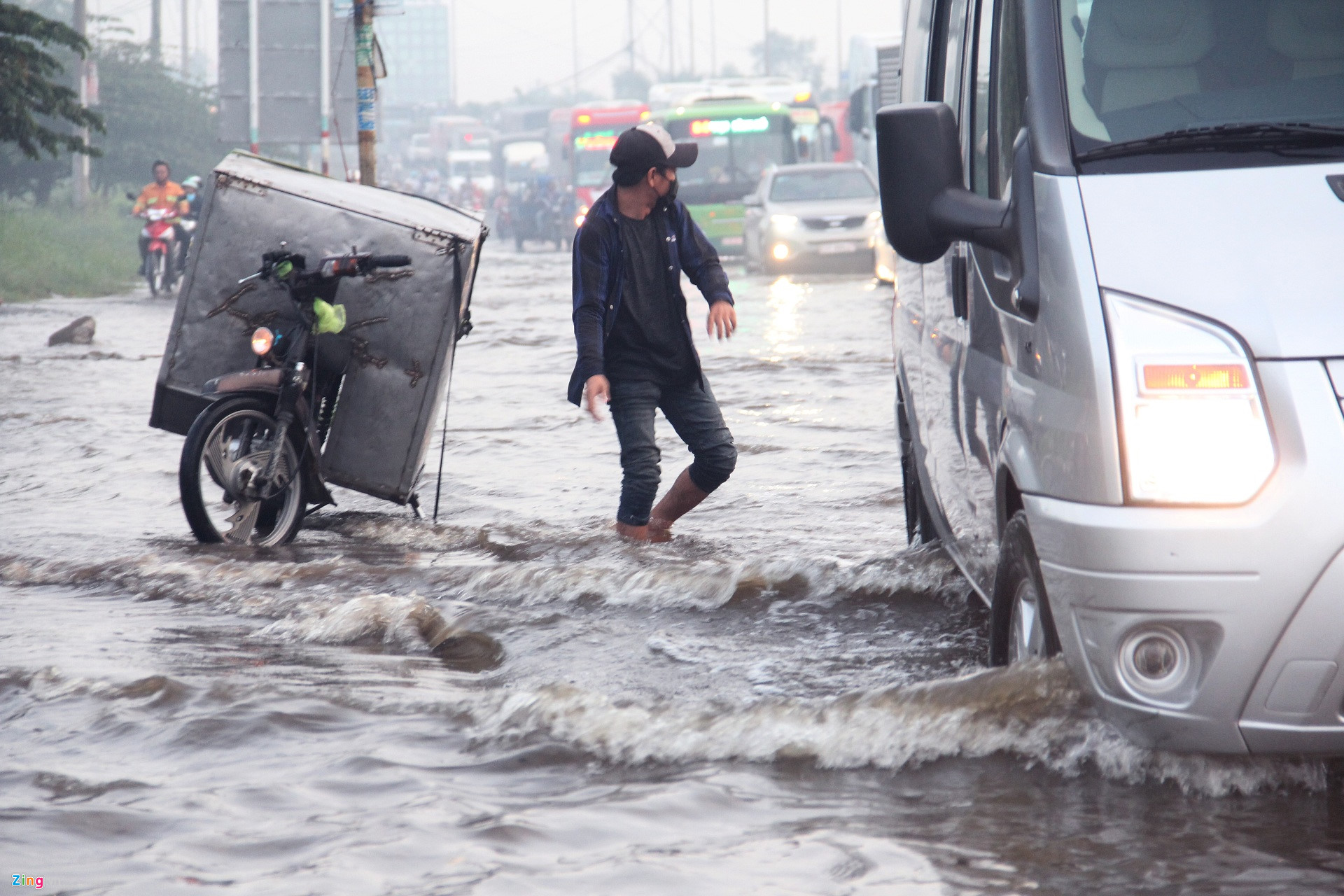 Công nhân trễ giờ làm vì triều cường dâng khắp Sài Gòn