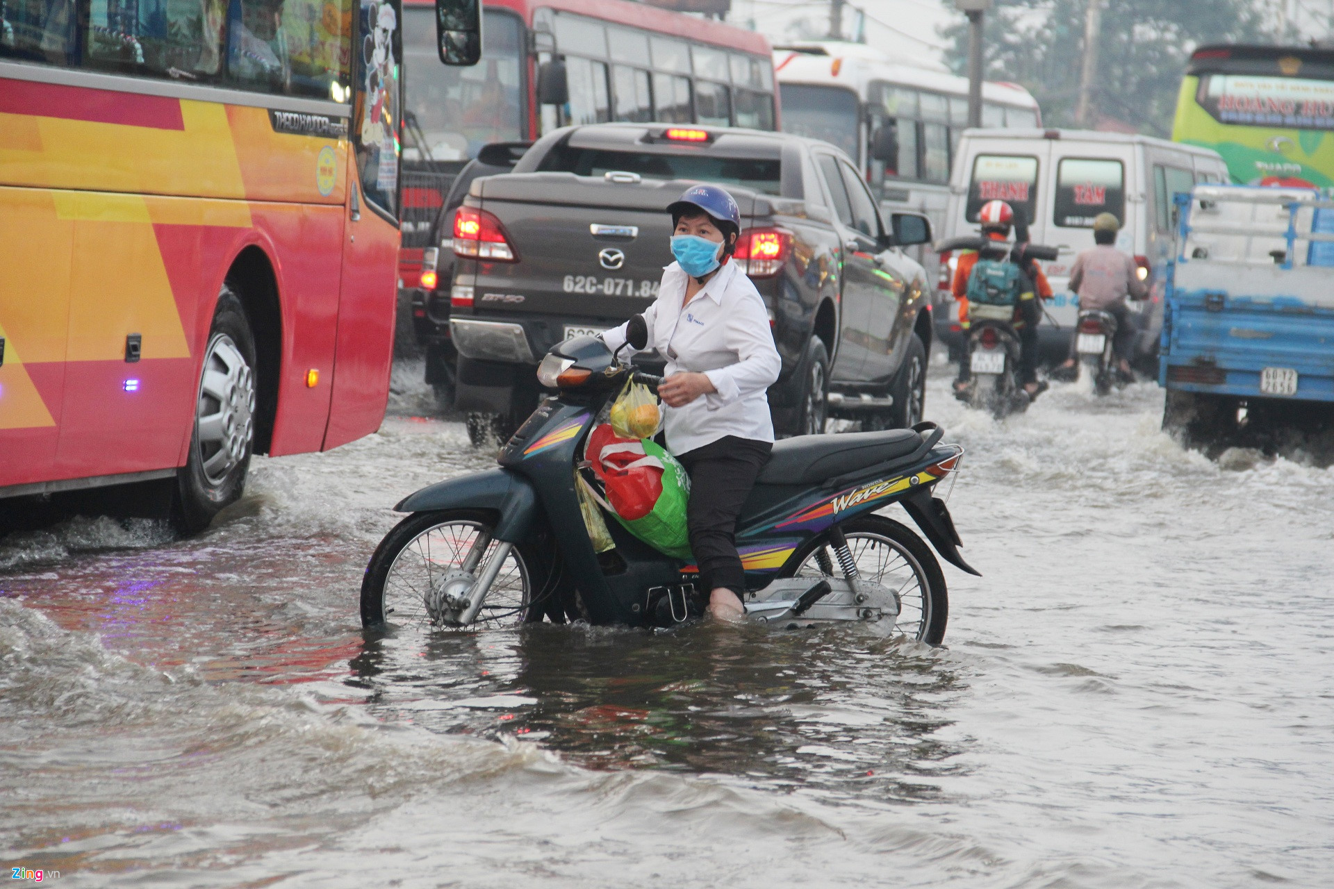 Công nhân trễ giờ làm vì triều cường dâng khắp Sài Gòn