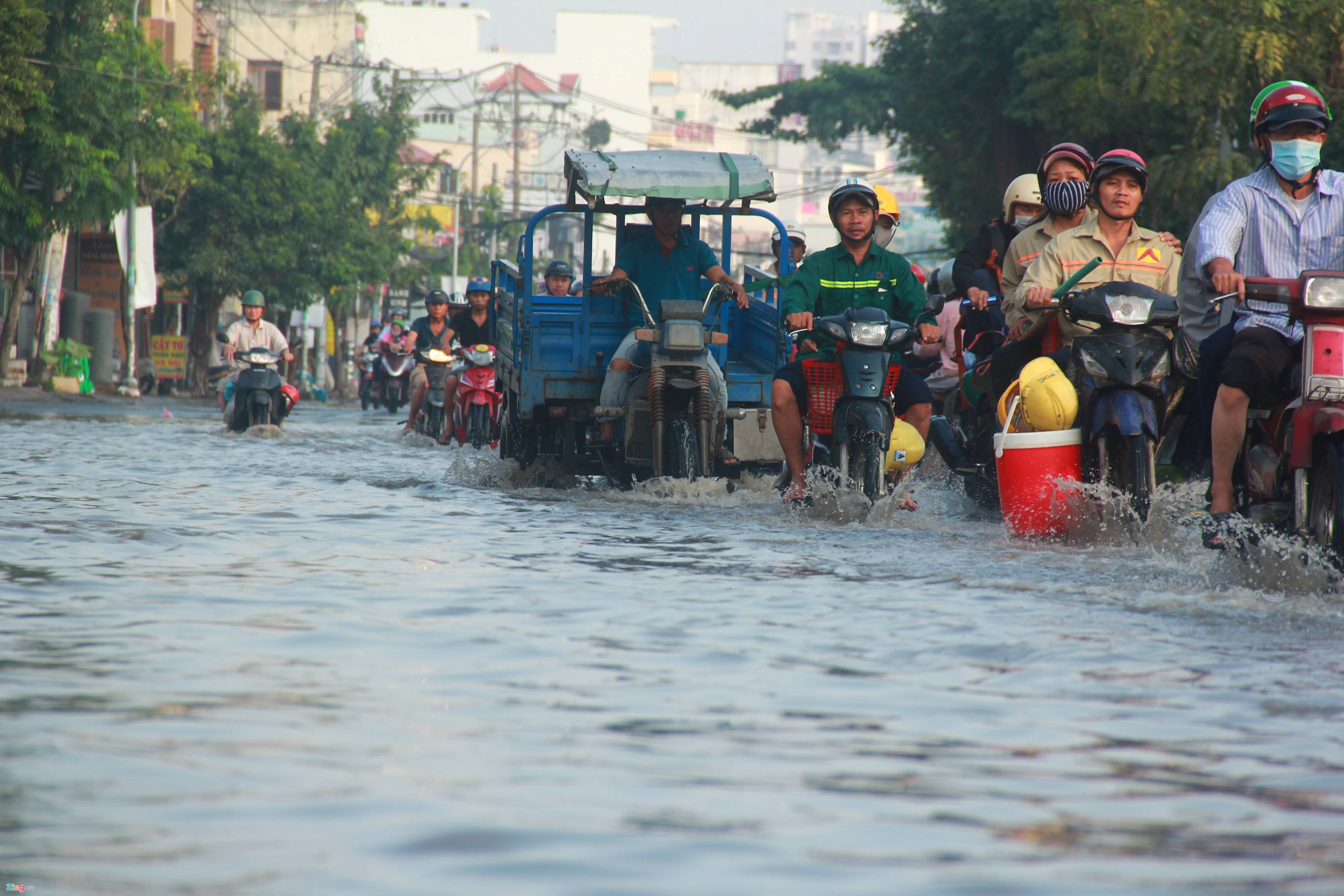 Công nhân trễ giờ làm vì triều cường dâng khắp Sài Gòn