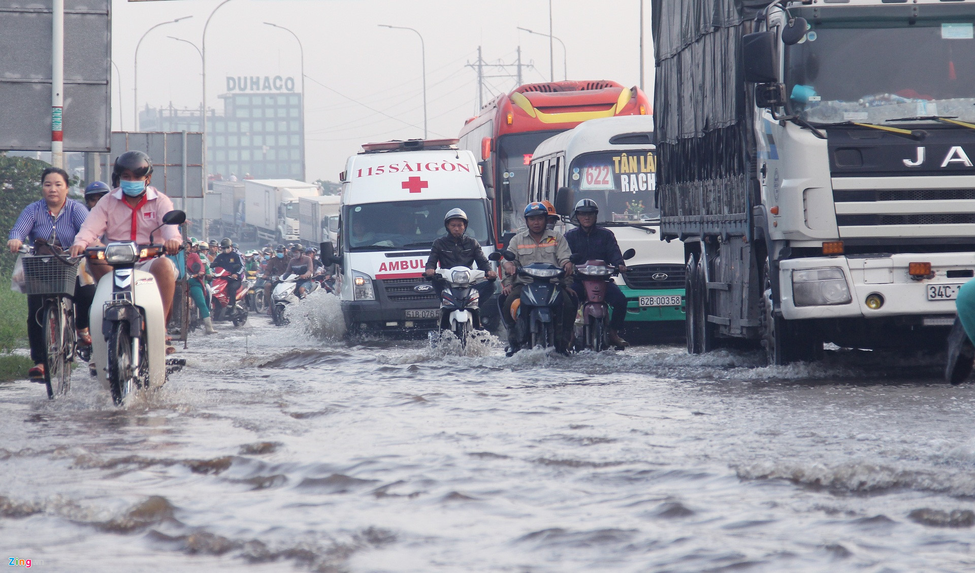Công nhân trễ giờ làm vì triều cường dâng khắp Sài Gòn