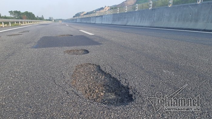 Cao tốc 34.000 tỷ chi chít ổ gà: Tại cơn mưa đầu mùa