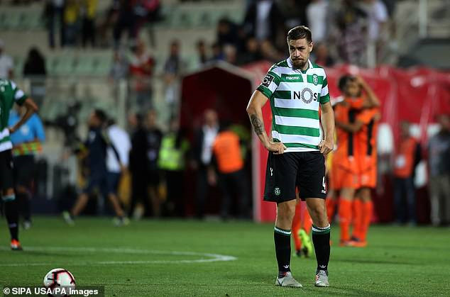 Cựu cầu thủ Liverpool nhanh trí cứu mạng thủ môn bị nuốt lưỡi