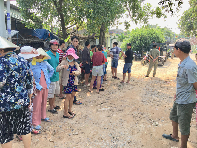 Đi đổ rác trước nhà, người phụ nữ phát hiện hàng xóm treo cổ trên cây mít