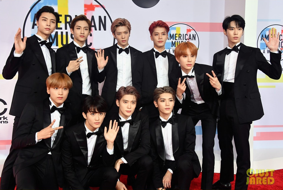 Taylor Swift xinh đẹp, lấn át dàn sao trên thảm đỏ American Music Awards