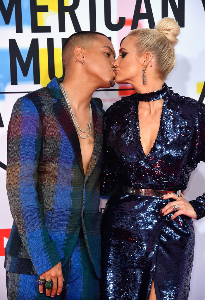 Taylor Swift xinh đẹp, lấn át dàn sao trên thảm đỏ American Music Awards