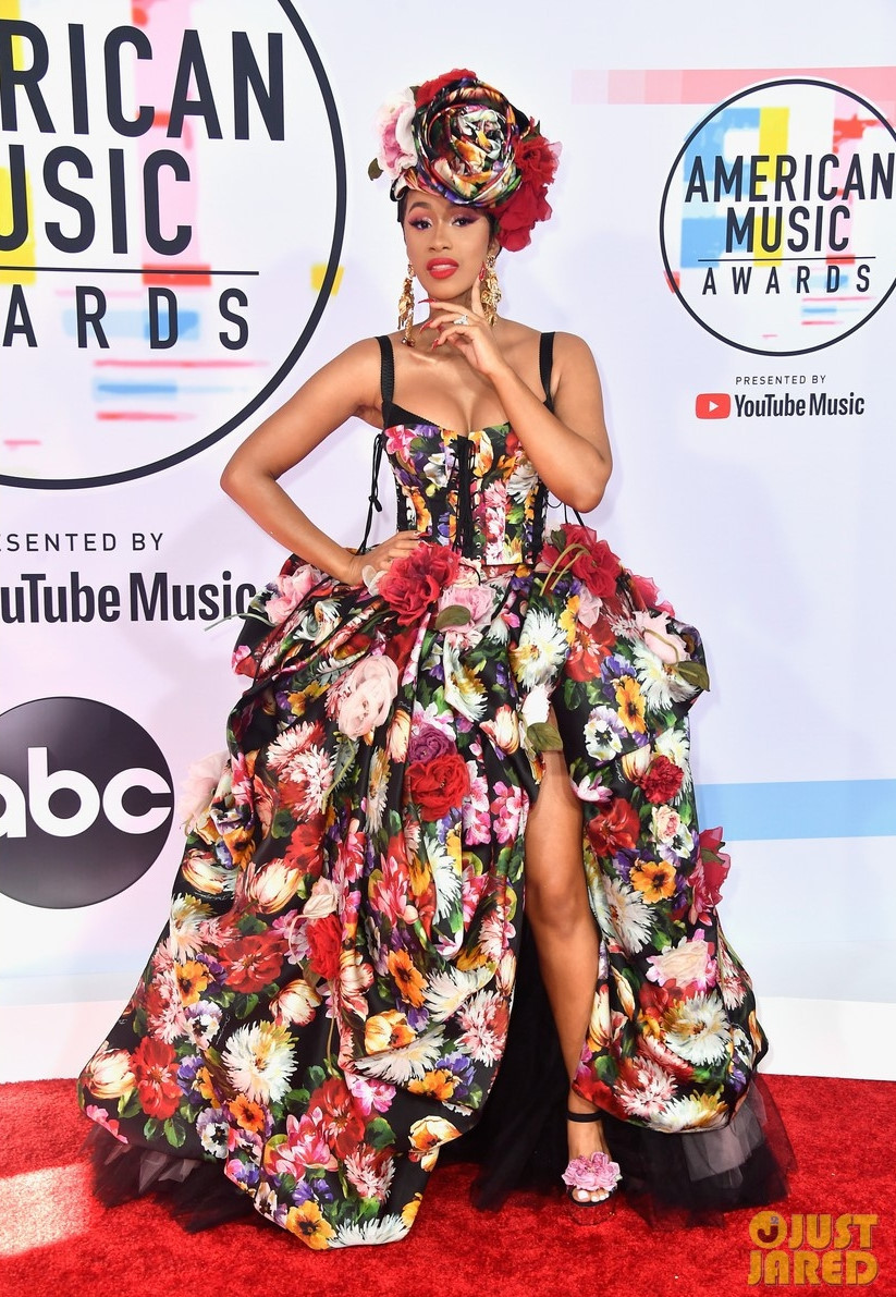 Taylor Swift xinh đẹp, lấn át dàn sao trên thảm đỏ American Music Awards