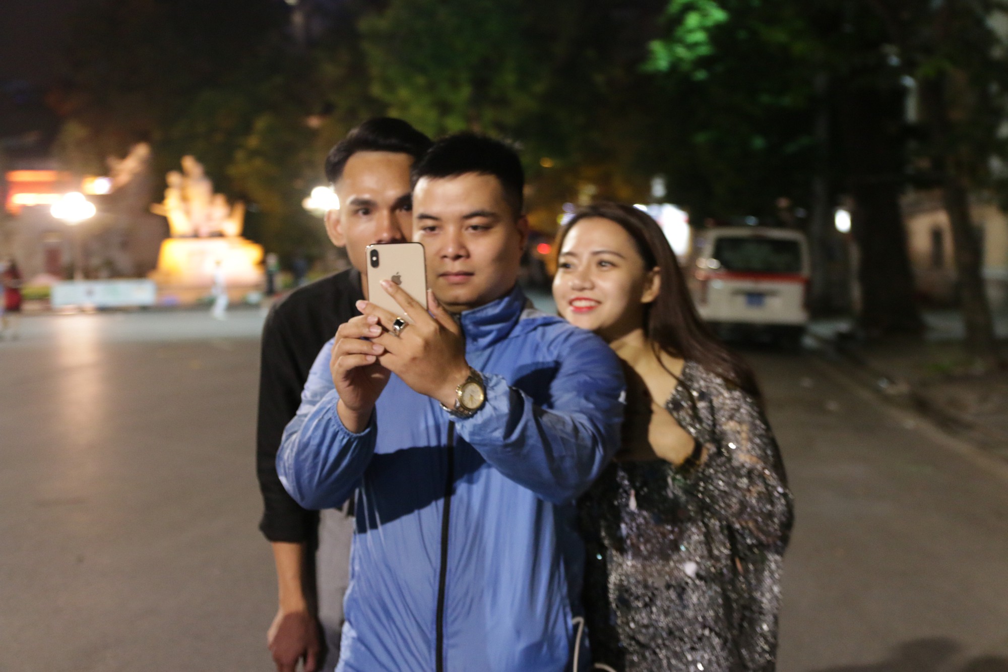 Nhiệt độ Hà Nội đột ngột giảm mạnh, người dân mặc áo ấm ra đường