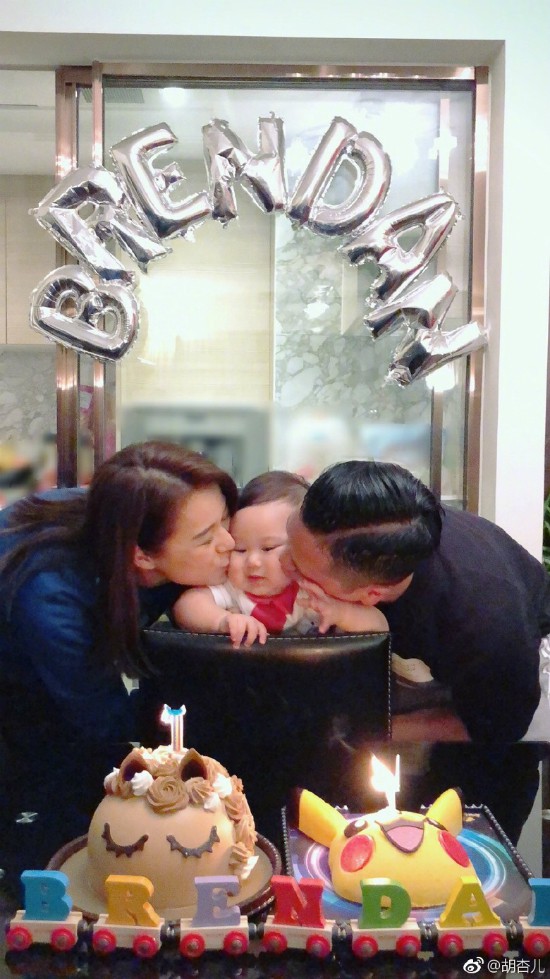 Tròn 1 tuổi, quý tử nhà Hồ Hạnh Nhi được bố mẹ tổ chức sinh nhật ấm cúng, ghì chặt hôn lõm má cực đáng yêu