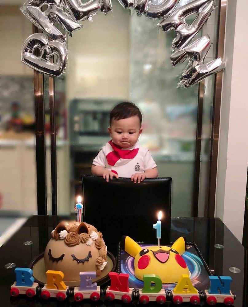 Tròn 1 tuổi, quý tử nhà Hồ Hạnh Nhi được bố mẹ tổ chức sinh nhật ấm cúng, ghì chặt hôn lõm má cực đáng yêu