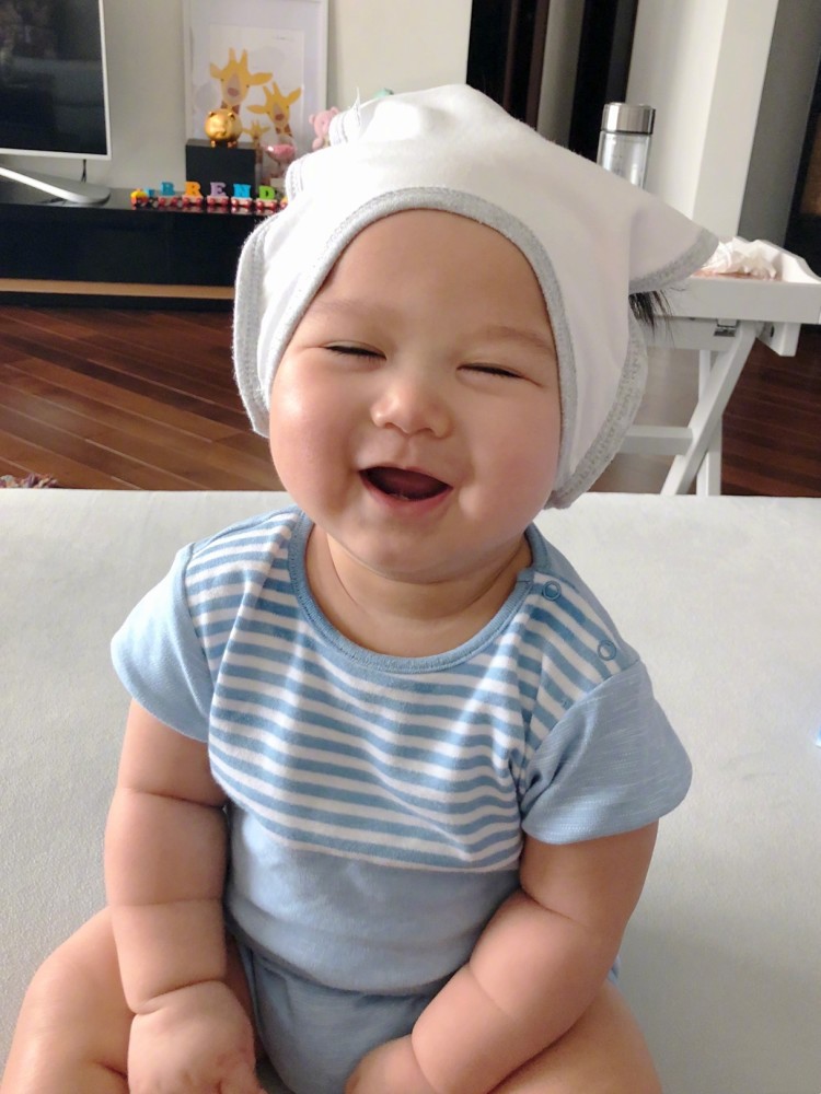 Tròn 1 tuổi, quý tử nhà Hồ Hạnh Nhi được bố mẹ tổ chức sinh nhật ấm cúng, ghì chặt hôn lõm má cực đáng yêu