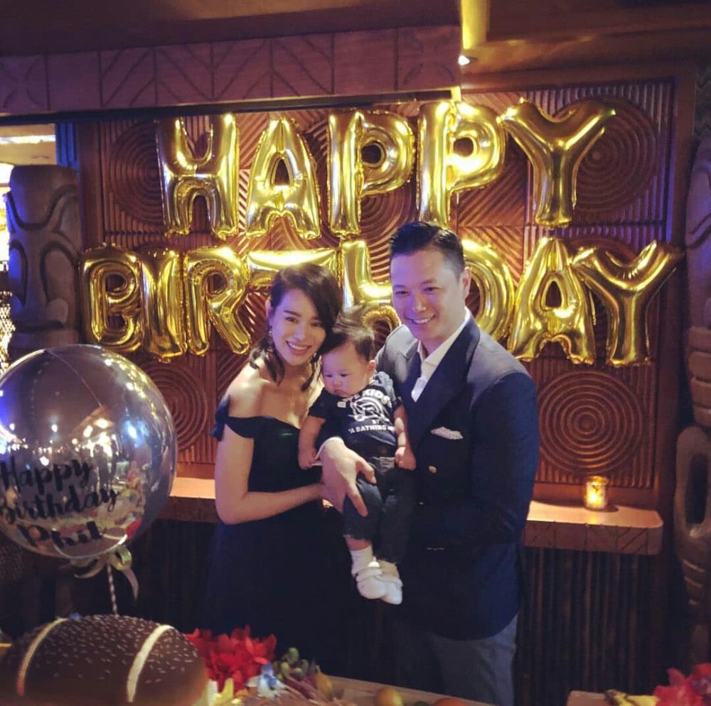 Tròn 1 tuổi, quý tử nhà Hồ Hạnh Nhi được bố mẹ tổ chức sinh nhật ấm cúng, ghì chặt hôn lõm má cực đáng yêu