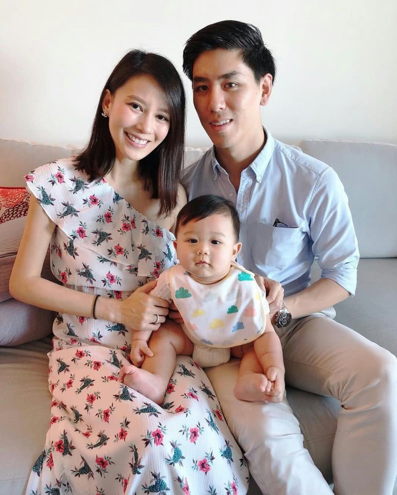 Tròn 1 tuổi, quý tử nhà Hồ Hạnh Nhi được bố mẹ tổ chức sinh nhật ấm cúng, ghì chặt hôn lõm má cực đáng yêu Tròn 1 tuổi, quý tử nhà Hồ Hạnh Nhi được bố mẹ tổ chức sinh nhật ấm cúng, ghì chặt hôn lõm má cực đáng yêu