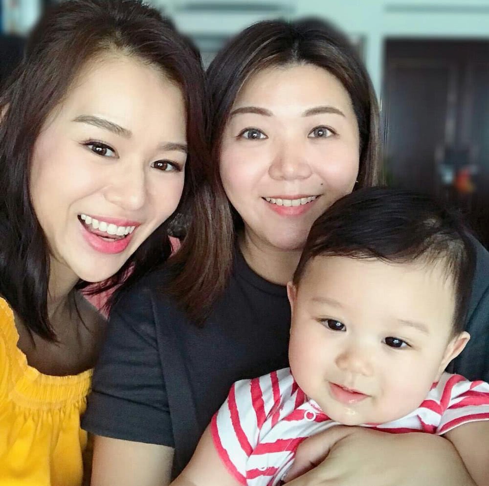 Tròn 1 tuổi, quý tử nhà Hồ Hạnh Nhi được bố mẹ tổ chức sinh nhật ấm cúng, ghì chặt hôn lõm má cực đáng yêu Tròn 1 tuổi, quý tử nhà Hồ Hạnh Nhi được bố mẹ tổ chức sinh nhật ấm cúng, ghì chặt hôn lõm má cực đáng yêu