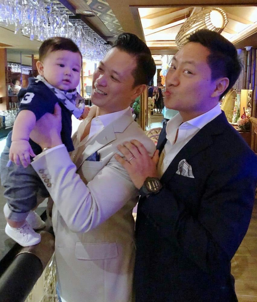 Tròn 1 tuổi, quý tử nhà Hồ Hạnh Nhi được bố mẹ tổ chức sinh nhật ấm cúng, ghì chặt hôn lõm má cực đáng yêu