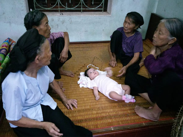 Khoảnh khắc các bô lão quây quần bàn luận sôi nổi để đặt tên cho cháu gái và sự thật phía sau khiến nhiều người bật cười