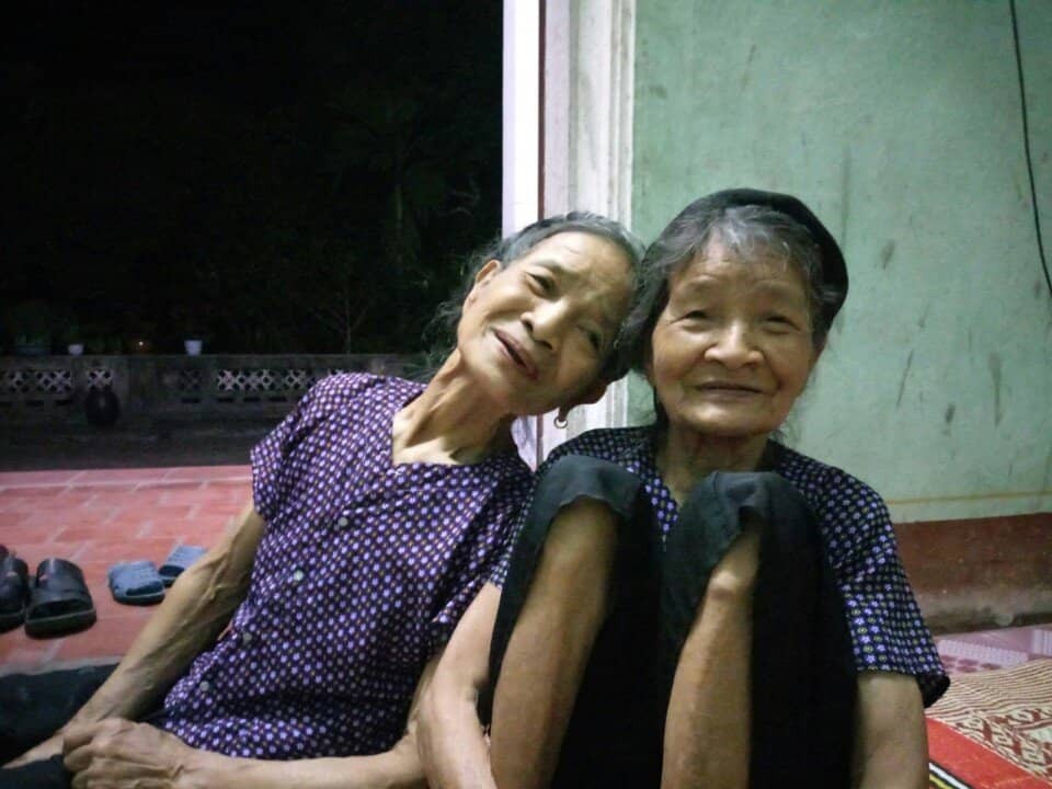 Khoảnh khắc các bô lão quây quần bàn luận sôi nổi để đặt tên cho cháu gái và sự thật phía sau khiến nhiều người bật cười