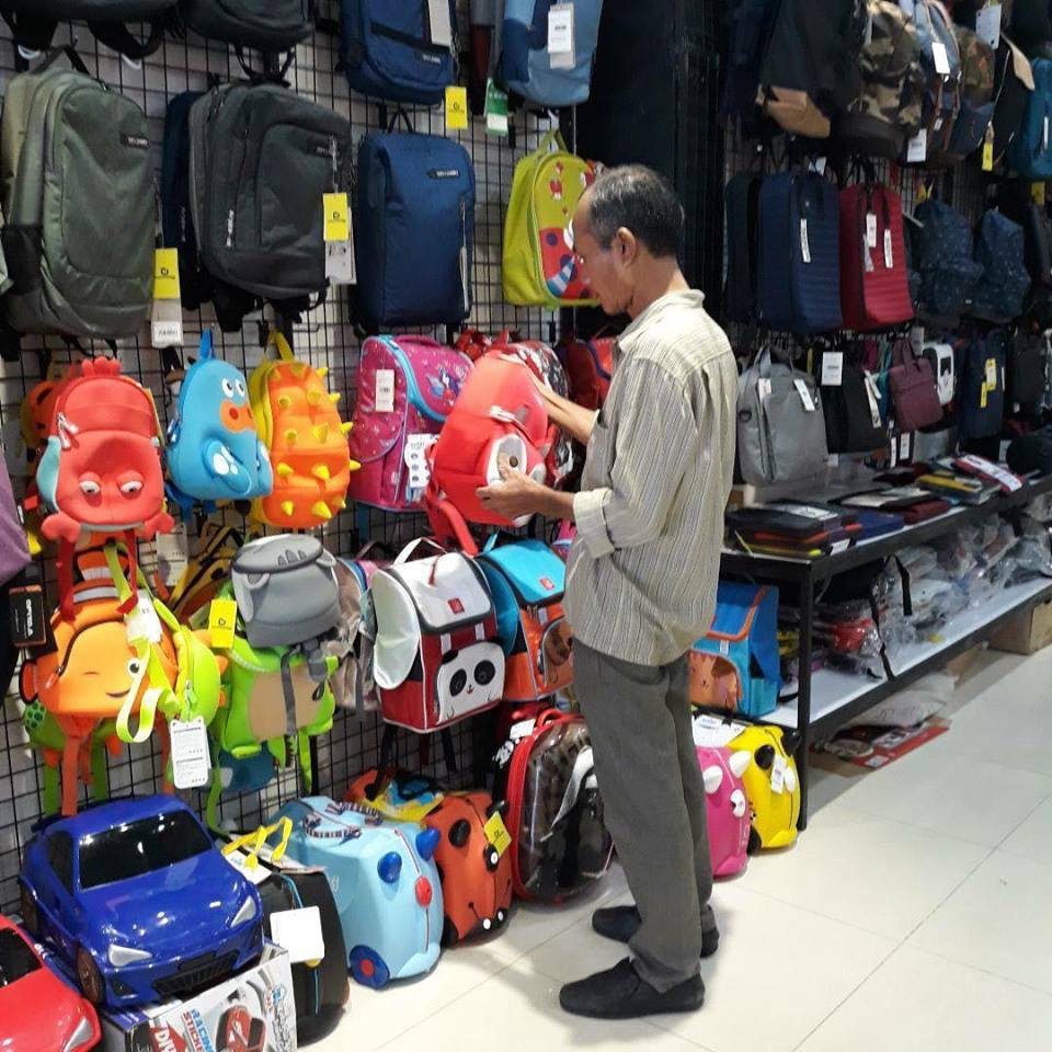 Người cha nghèo mua balo mừng sinh nhật con gái 7 tuổi và câu chuyện phía sau khiến ai biết được cũng rơi lệ Người cha nghèo mua balo mừng sinh nhật con gái 7 tuổi và câu chuyện phía sau khiến ai biết được cũng rơi lệ