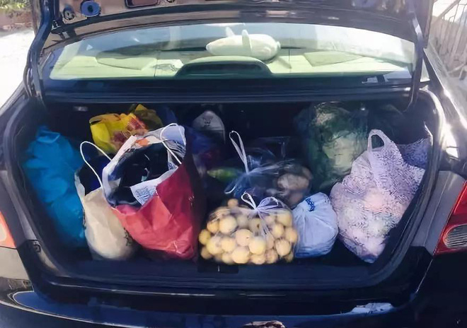 Sinh viên khắp nơi khoe đồ tiếp tế của cha mẹ: Nhà có gì ngon nhất là gửi hết cho con cái