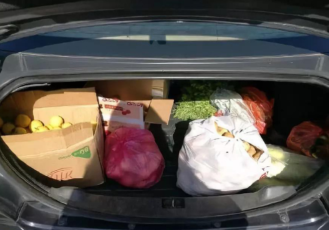 Sinh viên khắp nơi khoe đồ tiếp tế của cha mẹ: Nhà có gì ngon nhất là gửi hết cho con cái