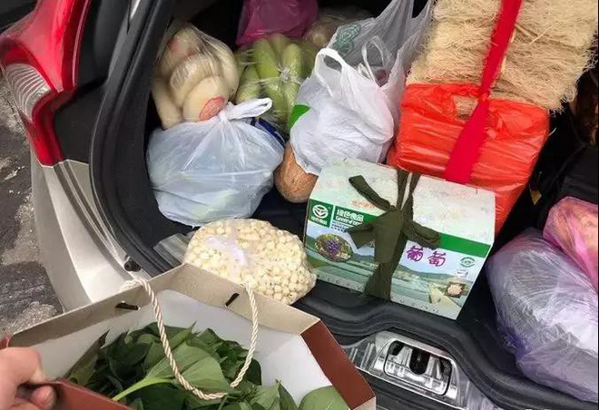 Sinh viên khắp nơi khoe đồ tiếp tế của cha mẹ: Nhà có gì ngon nhất là gửi hết cho con cái